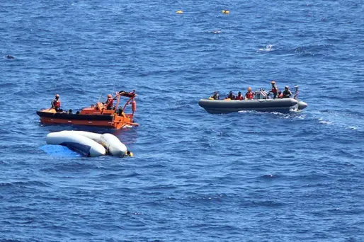 Le vaisseau américain USNS Trenton, qui fait partie du dispositif de l'ONU, sauve des migrants en Méditerranée (image d'archives)
