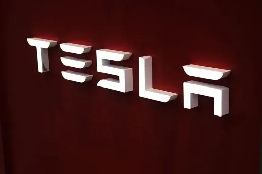 Dans la tourmente, Tesla va supprimer près d'un dixième de ses effectifs dans le monde.