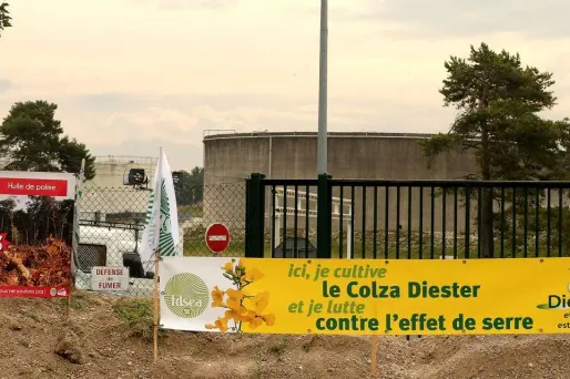 Les syndicats d'agriculteurs avaient débuté dimanche soir des blocages de dépôts de carburants et de raffineries.
