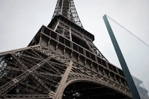 Une clôture en verre encadre maintenant la Tour Eiffel, à Paris.