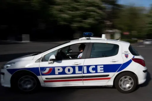 Le quadragénaire, actuellement sans emploi, est connu pour "des délits routiers et une consommation de stupéfiants"?