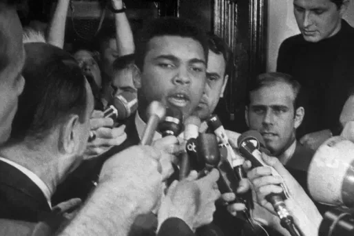 Le boxeur en 1967, au cours de la conférence de presse où il annonça son refus de partir au Vietnam.