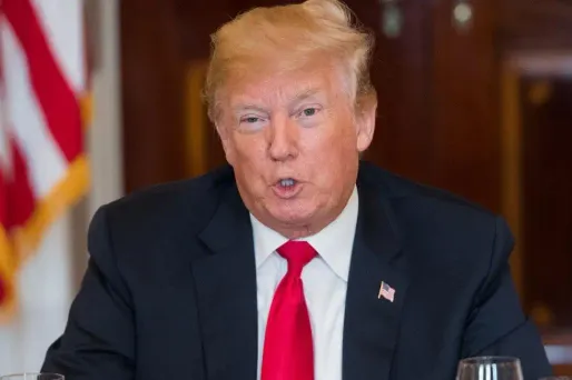 "J'ai le droit absolu de me GRACIER", écrit sur Twitter le président américain.