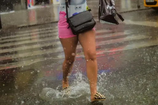 Les précipitations pourraient atteindre "30 à 50 mm localement, voire très ponctuellement 80 mm en pointe", annonce Météo-France.