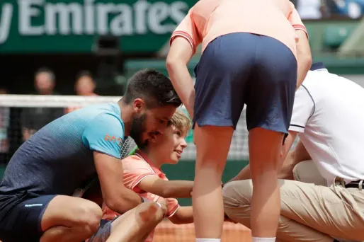 Le jeune ramasseur de balles a finalement pu se relever sans dommage.