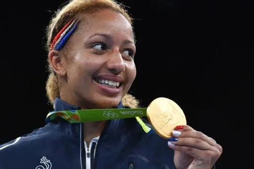 Estelle Mossely, ici médaillée aux Jeux Olympiques de Rio, a remporté samedi son premier match professionnel.