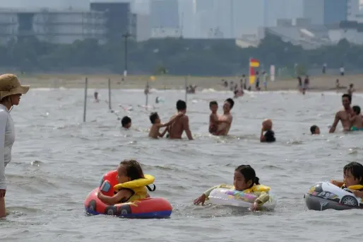 Au Japon, des enfants figurent aussi parmi les victimes des fortes chaleurs.