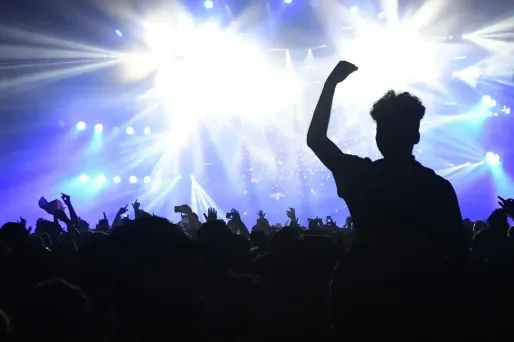 Les personnes de 25 ans écoutent au moins dix nouvelles chansons par semaine.