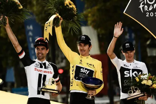 Geraint Thomas, au centre, a remporté le Tour de France devant Tom Dumoulin (à gauche) et Chris Froome (à droite).