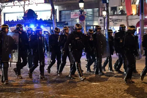 Dans la capitale, des incidents ont eu lieu dimanche soir sur les Champs-Elysées après la victoire de la France au Mondial de football.