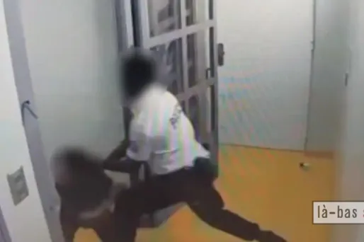 Le policier stagiaire a été filmé début juin en train de frapper un détenu dans l'enceinte du tribunal de grande instance de Paris.