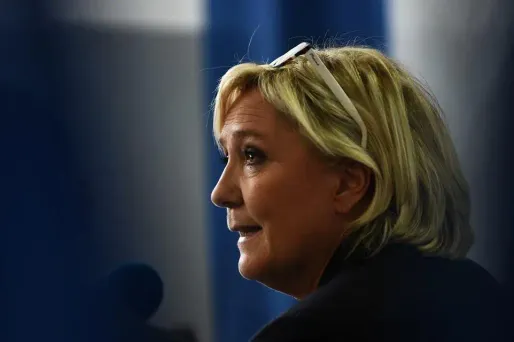 "C'est une toute petite pensée dont je dis qu'elle provient d'un petit monsieur", a déclaré Marine Le Pen après un commentaire de Laurent Wauquiez