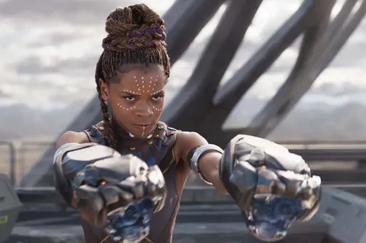 Dans le film "Black Panther", Shuri combat aux côtés de son frère et équipe le costume du héros de gadgets technologiques.
