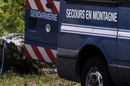 "Sur un terrain plus escarpé, les deux ont glissé, mais l'homme est tombé plus bas que la dame et il en est décédé", a expliqué la gendarmerie de haute-montagne.