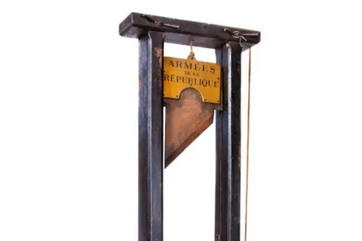 L'objet a été adjugé 8.000 euros.