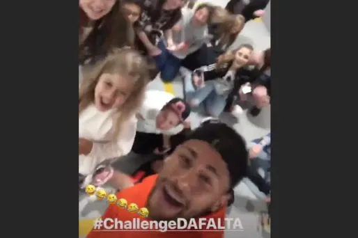 L'attaquant du PSG s'est mis en scène avec des enfants.