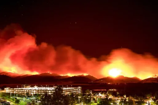 Quelque 2.100 pompiers sont mobilisés pour éteindre le County Fire, qui n'est maîtrisé qu'à 5%.
