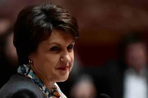 Annie Genevard fustige "la tentation récurrente du chef de l'Etat de se mettre en scène en majesté".