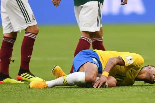 Neymar a passé plus de 14 minutes au sol.