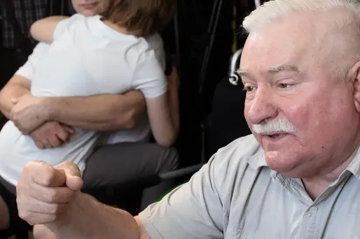 "Je viens ici en paix. Je ne veux pas utiliser mon arme", a lancé aux médias l'ancien président polonais élu en 1990.