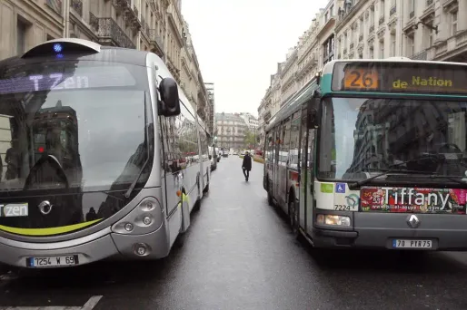 Le vœu a été adopté par les groupes LR, UDI, Modem et RN (ex-FN), mais combattu par toute la gauche.