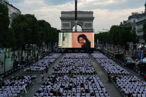 Le film "Les Visiteurs" a été projeté sur les Champs-Elysées dimanche soir.