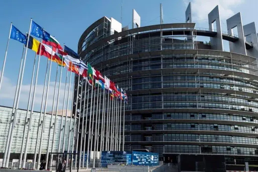 Au Parlement européen, les huit groupes politiques se voient chacun attribuer un budget annuel pour leurs frais de fonctionnement.