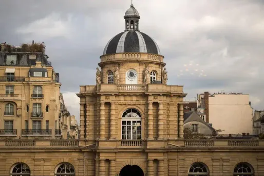 Les sénateurs ont également aggravé les peines encourues par les auteurs de crimes ou d'agression sexuelles lorsque celles-ci visent des personnes en détresse économique.