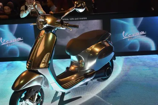 Le constructeur italien, Piaggio a annoncé le lancement de la Vespa Elettrica, une déclinaison 100% électrique du célèbre scooter.