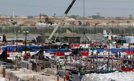 Actuellement, près de 26.000 travailleurs participent à la construction ou à la rénovation des huit stades prévus par le Qatar pour la Coupe du monde.