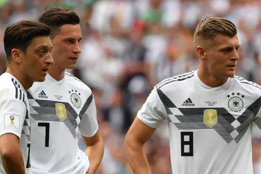 Mesut Özil (à gauche), aux côtés de Julian Draxler (milieu) et Toni Kroos (à droite).