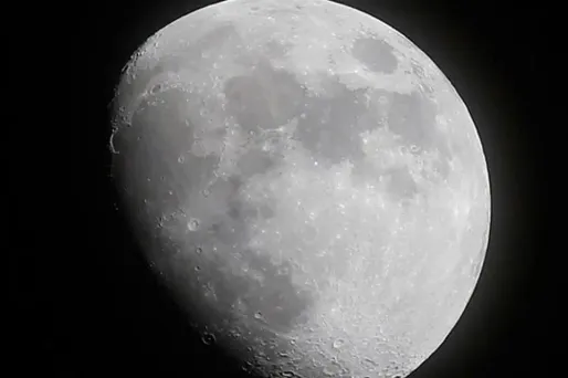 La seule manière de savoir si cette eau est exploitable pour l'homme est d'envoyer des robots afin de prélever des échantillons.