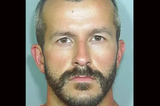 Chris Watts est poursuivi pour neuf infractions pénales dont trois assassinats, aggravés par le fait qu'il s'agit d'infanticides pour deux d'entre eux.
