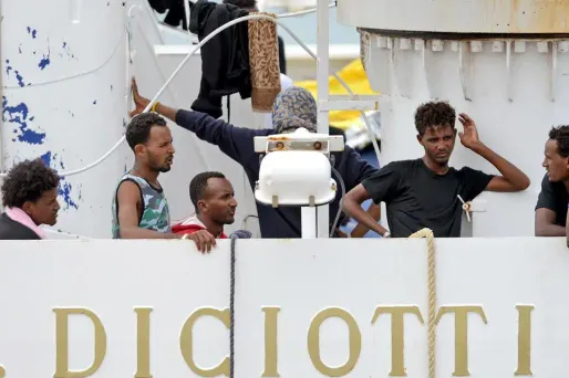 Environ 200 migrants se retrouvent sur le navire.