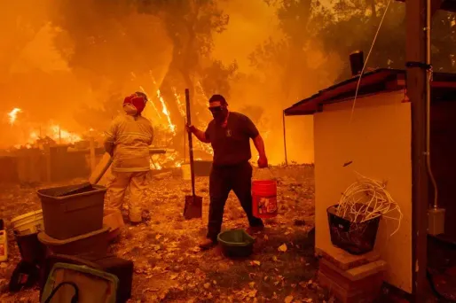 Trois pompiers sont morts en luttant contre l'incendie "Carr" en Californie.