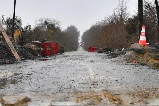 La route des chicanes traversant la ZAD a été fermée en raison de la présence d'une barricade enflammée sur la route.