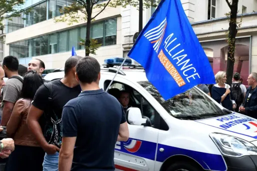 Ce rassemblement était organisé devant le commissariat du 1er arrondissement, dans lequel travaillait le policier mis en examen.