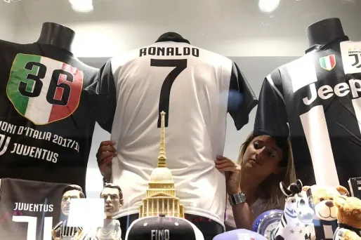 Le maillot de Ronaldo à la Juve fait déjà l'objet de contrefaçons.