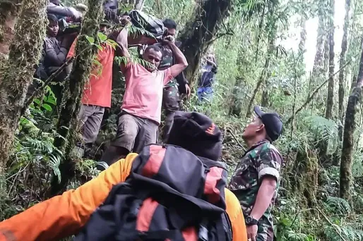 Les secours en train d'évacuer le survivant du crash.