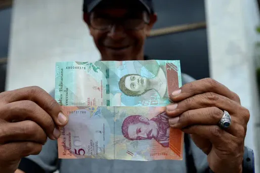 La Banque centrale du Venezuela a annoncé que le nouveau taux officiel du bolivar était dévalué de 96% par rapport au dollar.