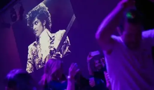 Les ayants droit de Prince ont donné le feu vert à cette diffusion.