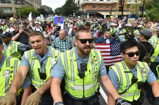 Pour accéder au lieu du rassemblement,les sympathisants néonazis ont été escortés par les policiers.