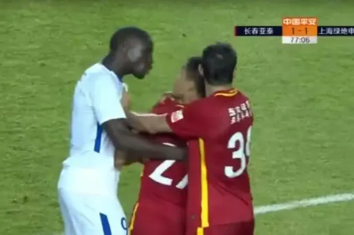 Une vive altercation a opposé Demba Ba, très en colère, au milieu de terrain chinois du Changchun Yatai Zhang Li, samedi soir lors d'un match de Championnat.