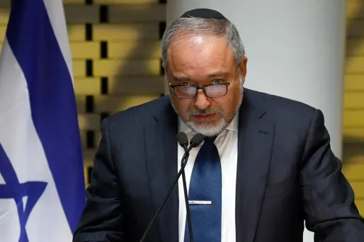 Cette sanction a été prise en réaction à "la poursuite du terrorisme à l'aide de ballons incendiaires et des affrontements à la frontière" entre Israël et Gaza, a annoncé Avigdor Lieberman.