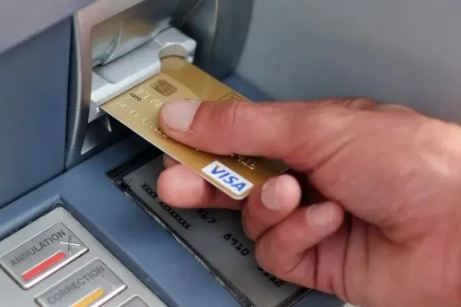 La moyenne des frais "cachés" quand on part en vacances hors zone euro est de 115 euros.