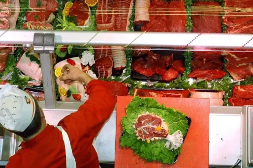 Agriculteurs, bouchers et charcutiers se sont réunis par centaine mercredi devant l'abattoir de Houdan.