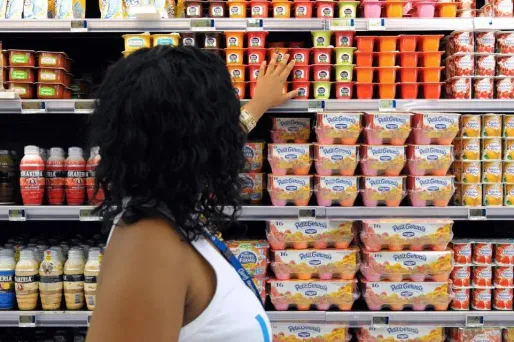 Certains petits suisses aux fruits, dont raffolent les enfants, contiennent jusqu'à 8 grammes de sucre.