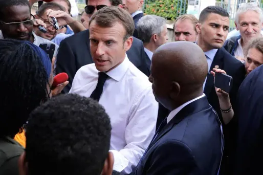 Au premier jour d'un déplacement aux Antilles, le chef de l'État est allé au contact des habitants de Saint-Pierre, au nord de la Martinique.