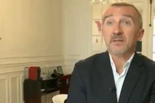 "En accord avec Monsieur Benalla j'ai décidé de quitter sa défense pour les faits du 1er mai", a indiqué l'avocat sur Facebook.