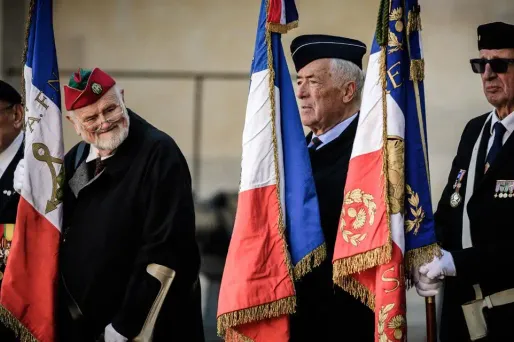 Sur les quelque 150.000 Algériens recrutés par l'armée française, environ 60.000 sont parvenus à partir pour la métropole avec les "pieds-noirs".